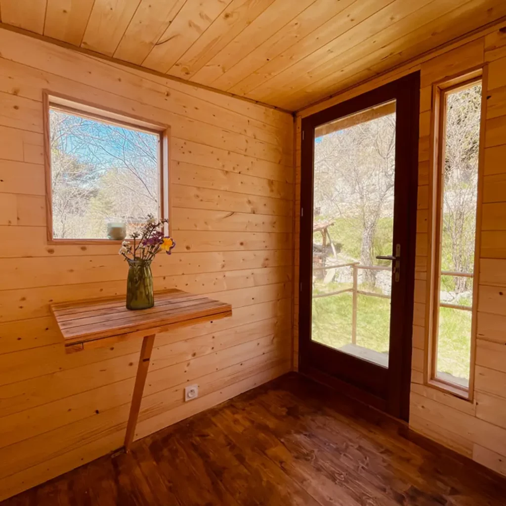 Otarci cabane en bois a fayence interieur